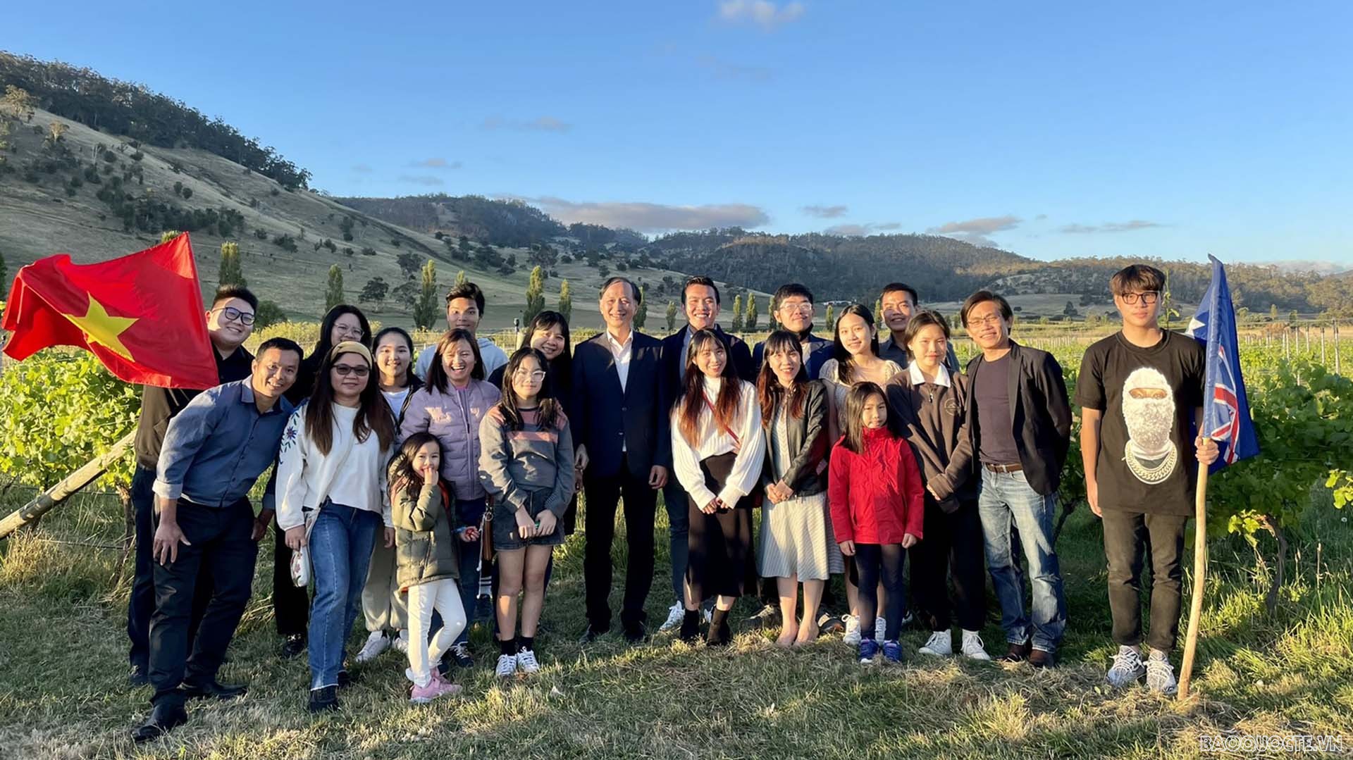 của Đại sứ Nguyễn Tất Thành gặp đại diện Hội Sinh viên Việt Nam và Cộng đồng người Việt tại Tasmania.