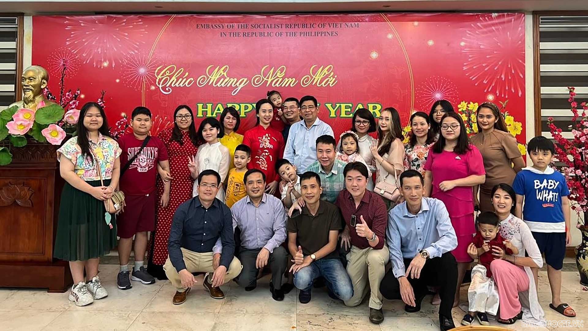 Tập thể cán bộ, nhân viên Đại sứ quán cùng gia đình.