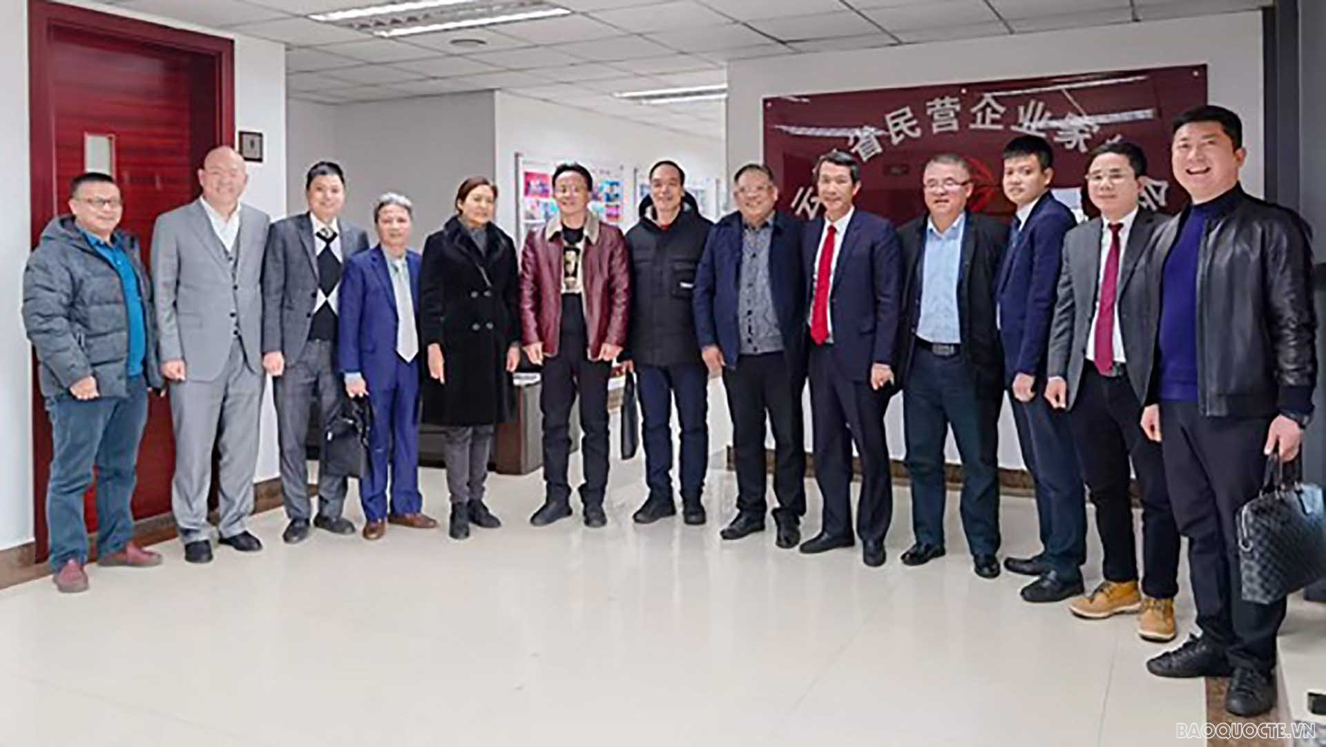 Đoàn Tổng Lãnh sự quán Việt Nam tại Côn Minh chụp ảnh lưu niệm với Hiệp hội doanh nghiệp dân doanh, Hiệp hội doanh nghiệp Sơn Đông, Thiên Tân tại tỉnh Vân Nam. Đoàn Tổng Lãnh sự quán Việt Nam tại Côn Minh chụp ảnh lưu niệm với Hiệp hội doanh nghiệp dân doanh, Hiệp hội doanh nghiệp Sơn Đông, Thiên Tân tại tỉnh Vân Nam.