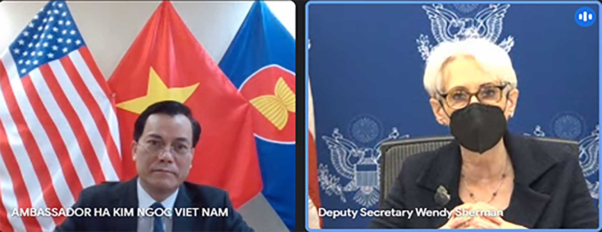 Đại sứ Hà Kim Ngọc chào từ biệt Thứ trưởng Thứ nhất Bộ Ngoại giao Wendy Sherman. Đại sứ Hà Kim Ngọc chào từ biệt Thứ trưởng Thứ nhất Bộ Ngoại giao Wendy Sherman.