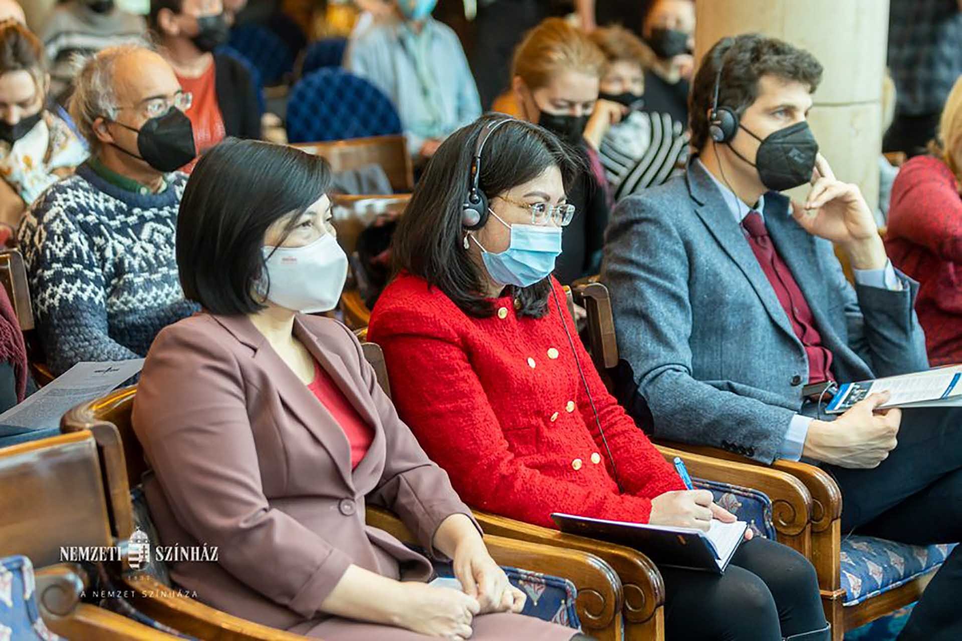 Đại sứ Nguyễn Thị Bích Thảo tham dự buổi họp báo. (Nguồn: Nhà hát quốc gia Hungary)