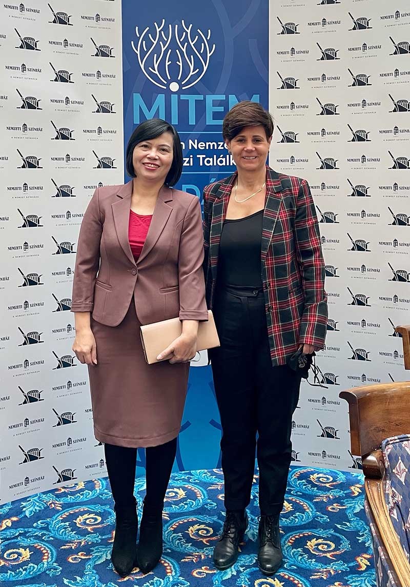 Đại sứ Nguyễn Thị Bích Thảo chụp ảnh lưu niệm với bà Béata Borsós, Giám đốc Trung tâm Nghệ thuật Xiếc quốc gia Hungary (Nguồn: ĐSQ Việt Nam Hungary)