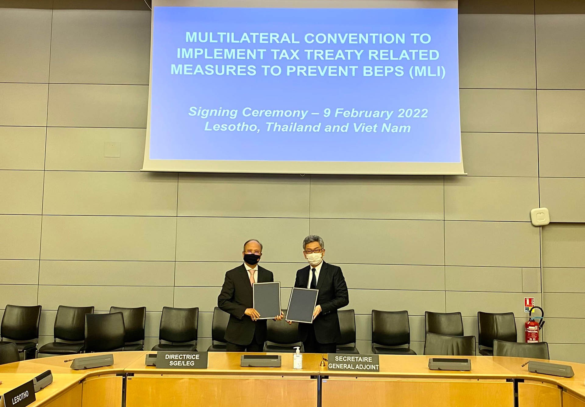 Đại sứ Việt Nam tại Pháp Đinh Toàn Thắng ký Công ước MLI tại trụ sở OECD ở Paris.