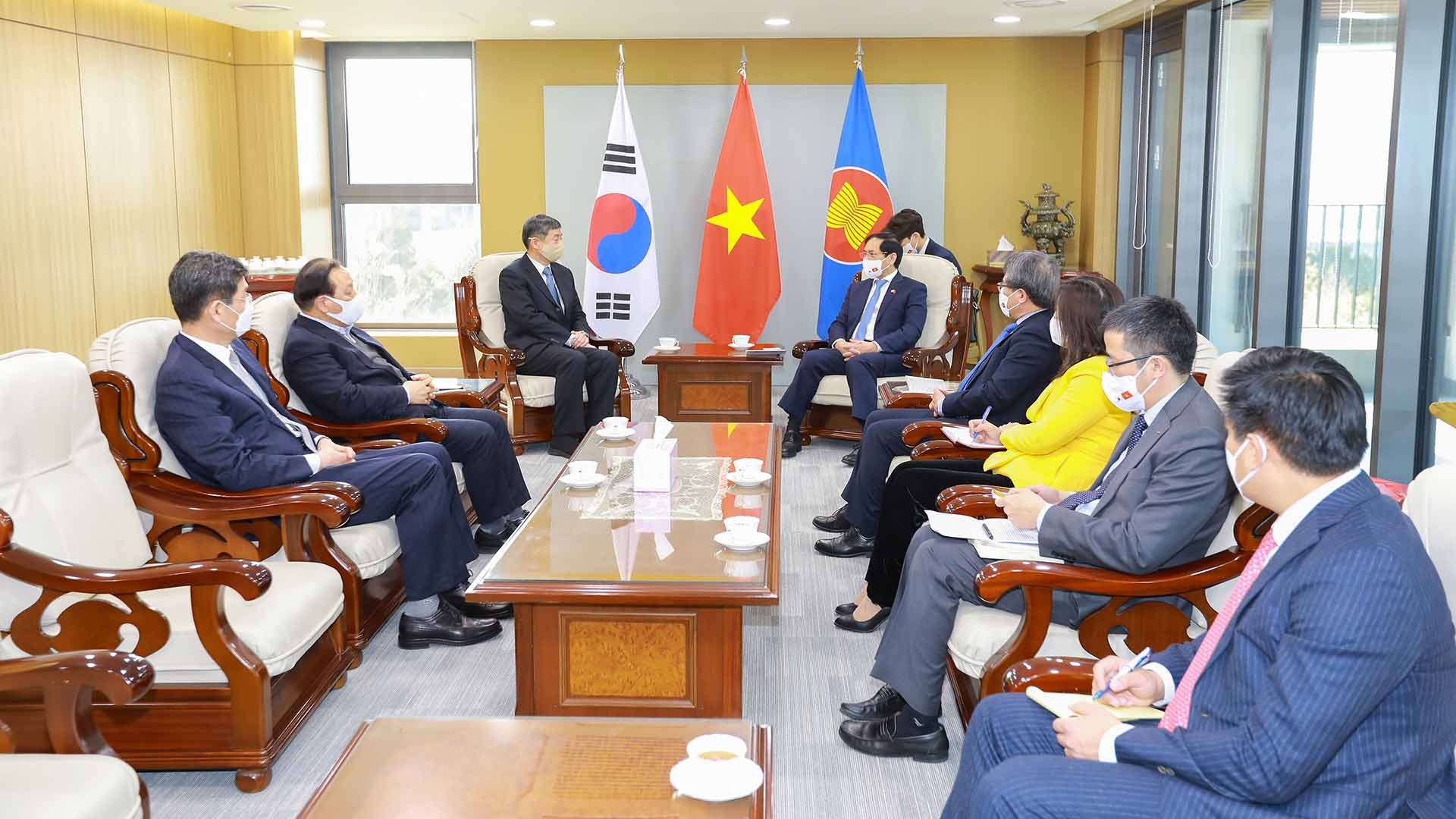 Bộ trưởng Bùi Thanh Sơn trả lời báo Maeil: Việt Nam-Hàn Quốc là 'những người bạn thực sự của nhau' Bộ trưởng Bùi Thanh Sơn trả lời báo Maeil: Việt Nam-Hàn Quốc là 'những người bạn thực sự của nhau'