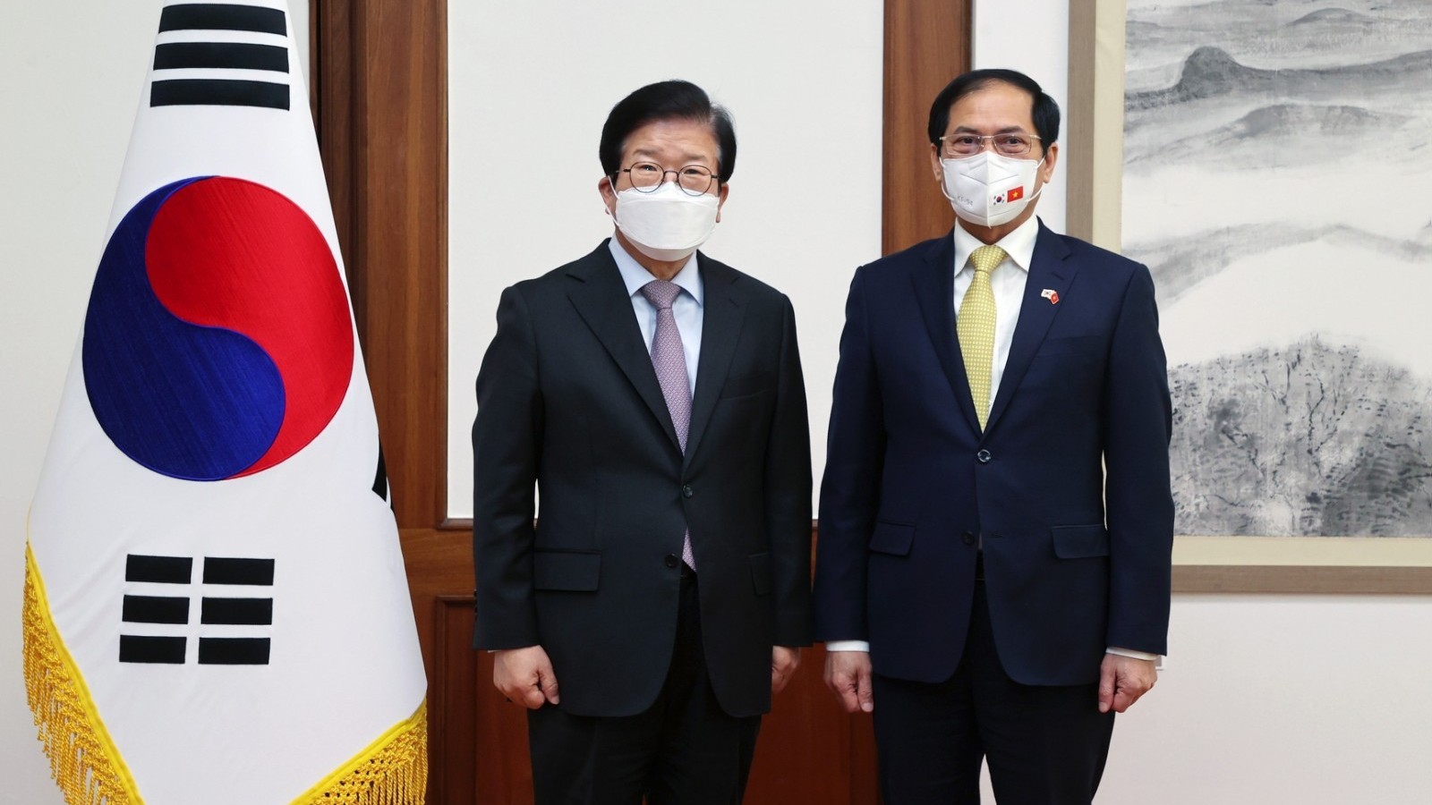 Bộ trưởng Ngoại giao Bùi Thanh Sơn hội kiến Chủ tịch Quốc hội và Phó Thủ tướng, Bộ trưởng Bộ Tài chính Hàn Quốc