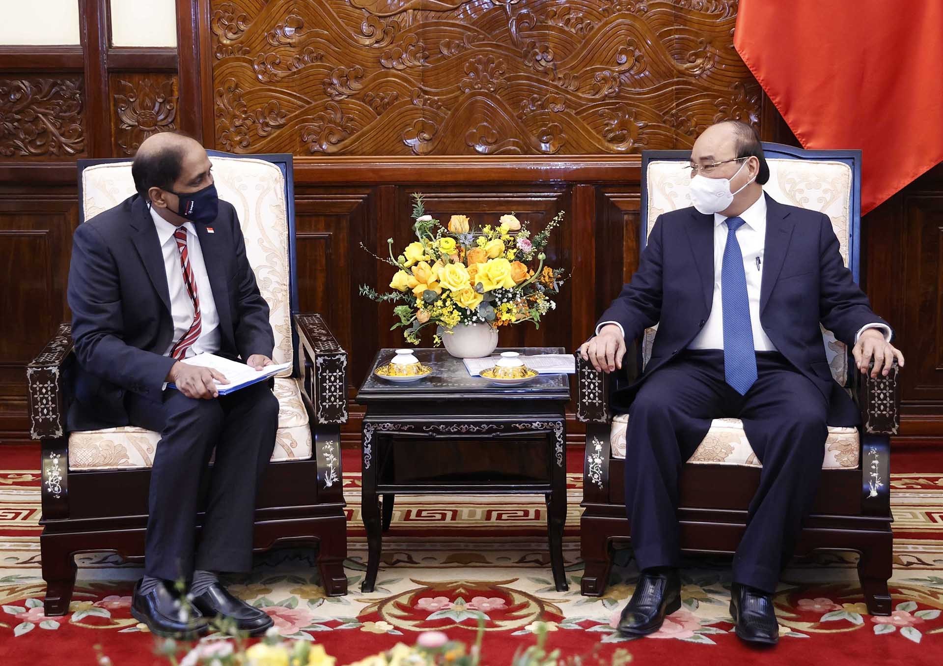 Chủ tịch nước Nguyễn Xuân Phúc tiếp Đại sứ Singapore tại Việt Nam Jaya Ratnam. (Nguồn: TTXVN) Chủ tịch nước Nguyễn Xuân Phúc tiếp Đại sứ Singapore tại Việt Nam Jaya Ratnam. (Nguồn: TTXVN)