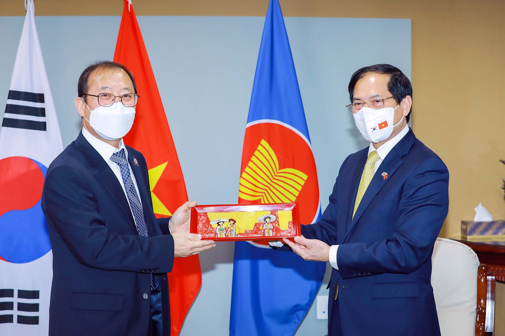 Bộ trưởng Ngoại giao Bùi Thanh Sơn gặp đại diện các tổ chức hội đoàn người Việt tại Hàn Quốc