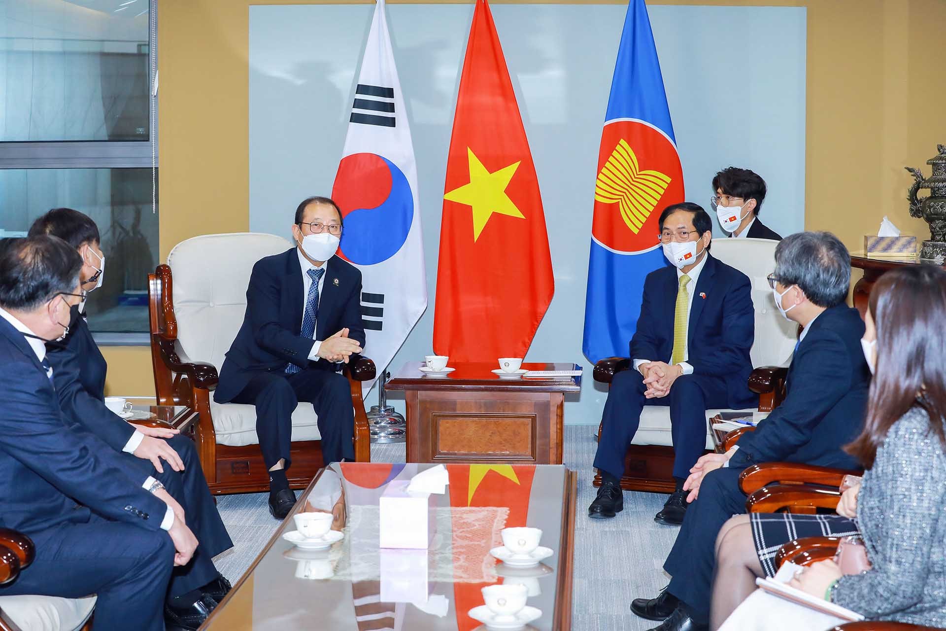 Bộ trưởng Ngoại giao Bùi Thanh Sơn gặp đại diện các tổ chức hội đoàn người Việt tại Hàn Quốc