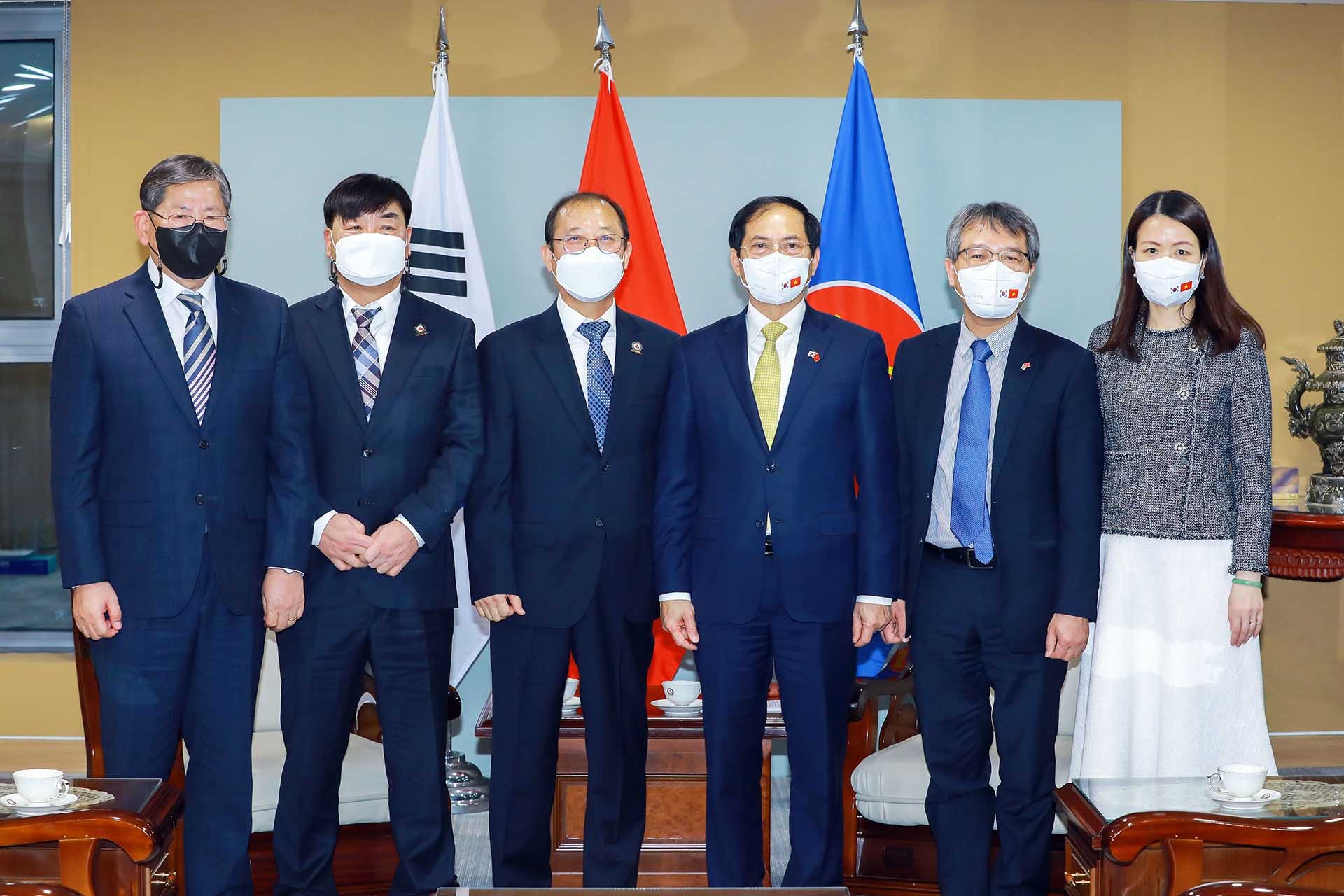 Bộ trưởng Ngoại giao Bùi Thanh Sơn gặp đại diện các tổ chức hội đoàn người Việt tại Hàn Quốc