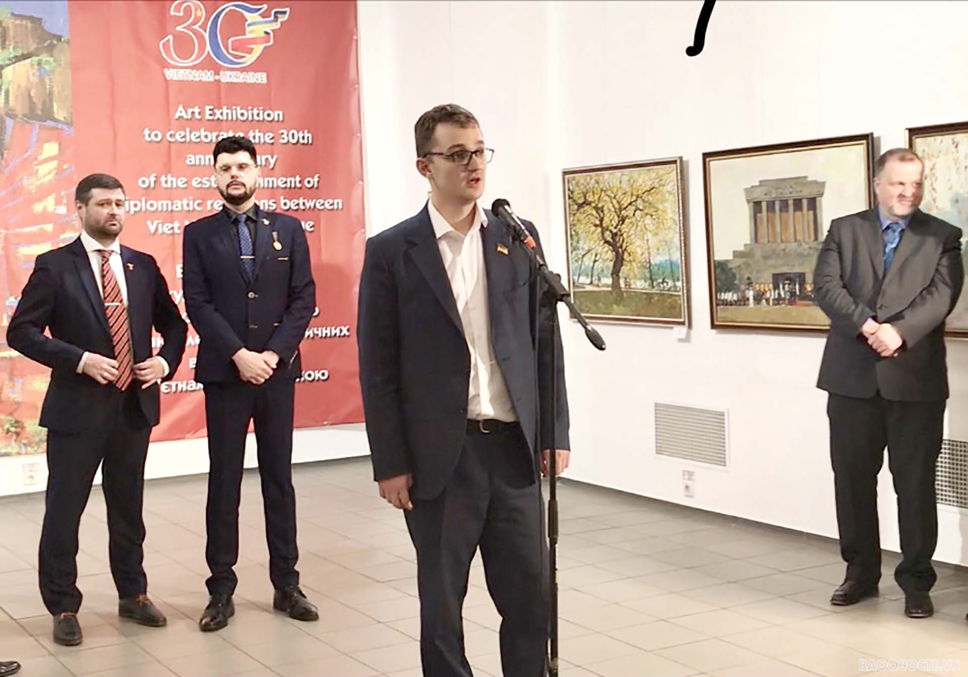 Chủ tịch Nhóm Nghị sỹ hữu nghị với Việt Nam, Quốc hội Ukraine ông Yenheniy Vadymovych Bragar phát biểu tại sự kiện. (Ảnh ĐSQ Việt Nam tại Ukraine)