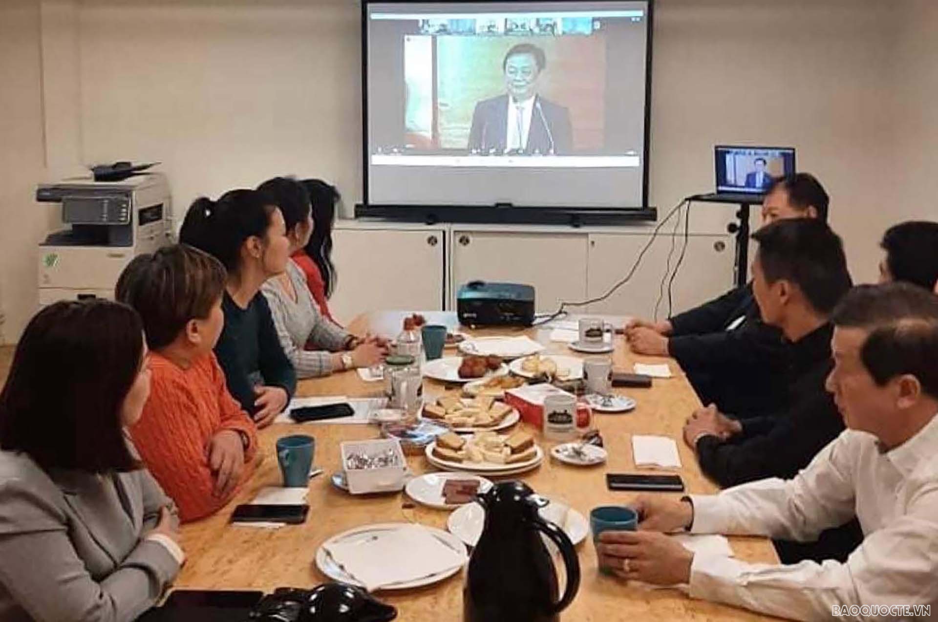 Bộ phận Thương vụ phối hợp với Hội Doanh nghiệp Việt Nam tại Thụy Điển tham dự Diễn đàn tại đầu cầu tại Malmo.