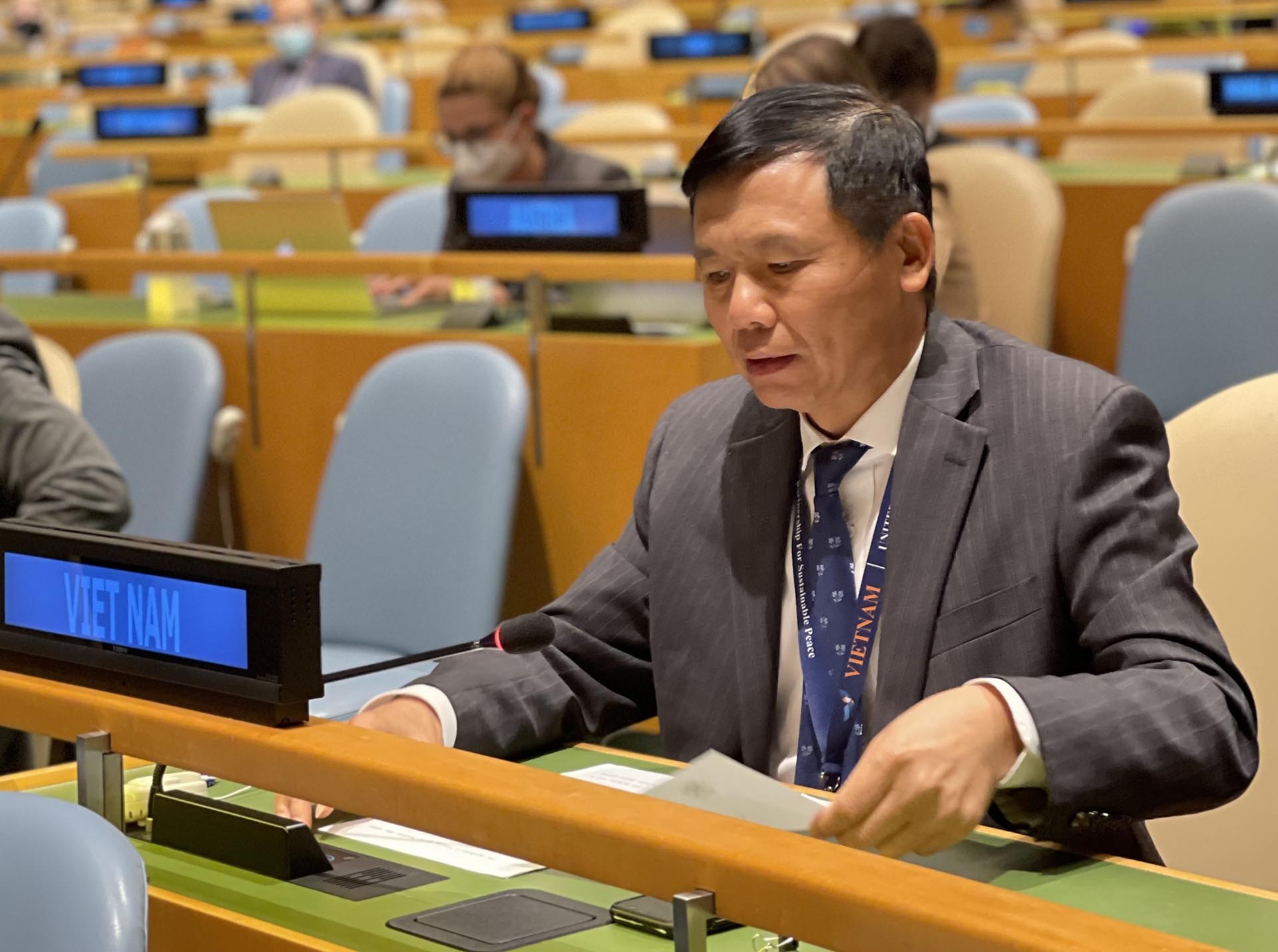 Đại sứ, Trưởng Phái đoàn Việt Nam tại LHQ Đặng Đình Quý Phát biểu tại Khoá họp. Đại sứ, Trưởng Phái đoàn Việt Nam tại LHQ Đặng Đình Quý Phát biểu tại Khoá họp.