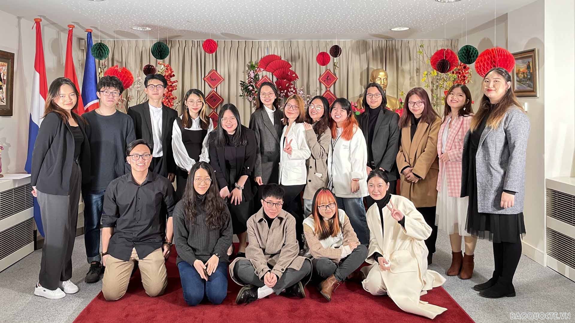 Cuộc gặp đã quy tụ hơn 30 đại biểu thanh niên, sinh viên Việt Nam đến từ khắp các trường Đại học và địa phương tại Hà Lan. Cuộc gặp đã quy tụ hơn 30 đại biểu thanh niên, sinh viên Việt Nam đến từ khắp các trường Đại học và địa phương tại Hà Lan.