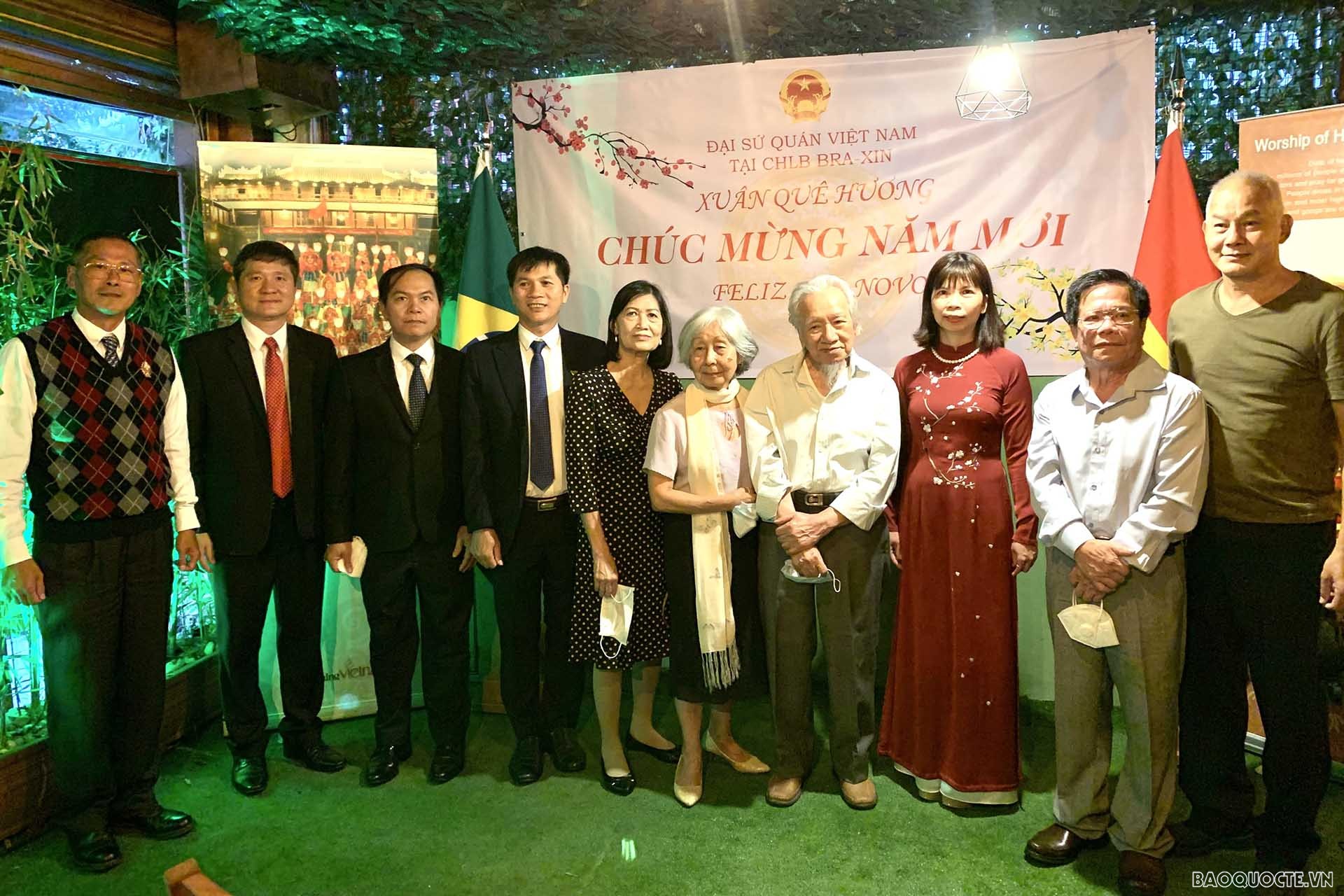 Đại sứ Phạm Thị Kim Hoa và đại diện cộng đồng người Việt Nam tại thành phố São Paulo.