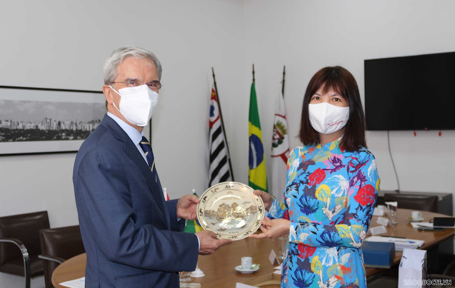 Đại sứ Phạm Thị Kim Hoa chào xã giao ông Fernando de Mello Barreto, Trợ lý Thị trưởng phụ trách Quan hệ Quốc tế Thành phố São Paulo, bang São Paulo, Brazil.