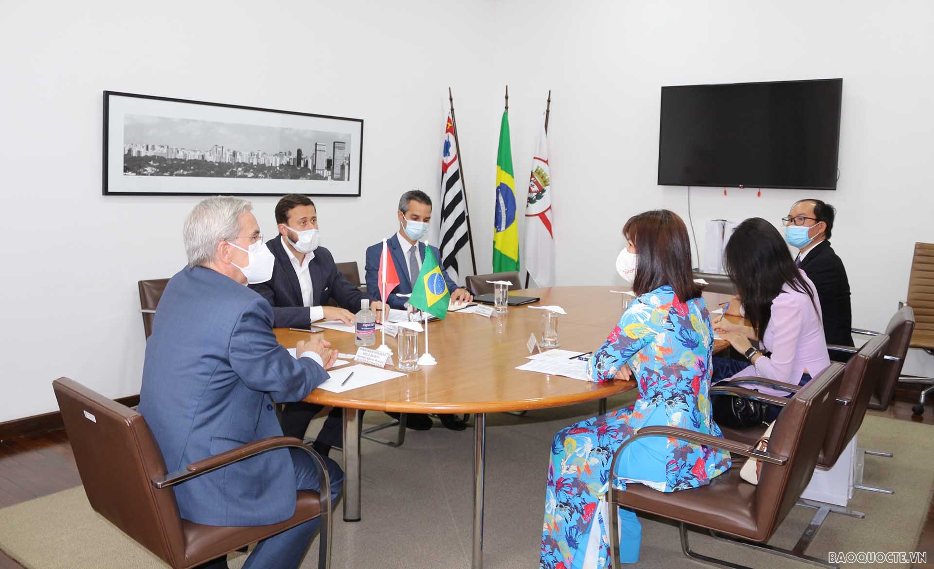 Đại sứ Phạm Thị Kim Hoa chào xã giao ông Fernando de Mello Barreto, Trợ lý Thị trưởng phụ trách Quan hệ Quốc tế Thành phố São Paulo, bang São Paulo, Brazil.