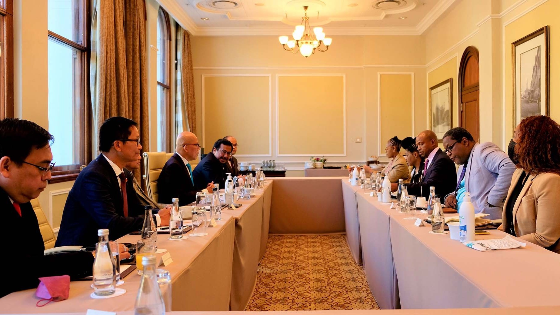 Đại sứ Hoàng Văn Lợi thăm và làm việc tại Cape Town, Nam Phi