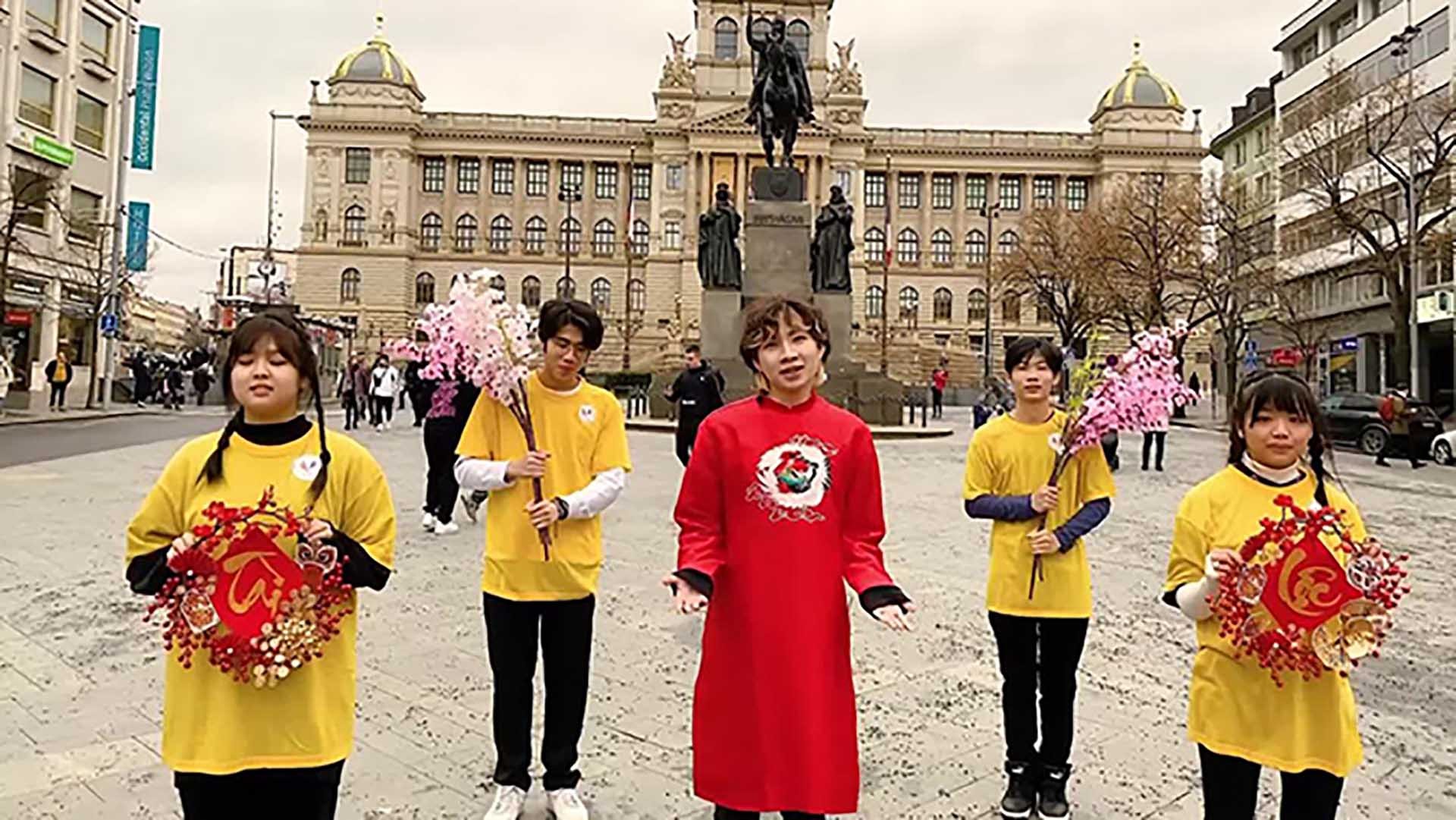 Các bạn thanh niên sinh viên Việt Nam tại Czech thực hiện quay video clip để gửi tới gia đình, bạn bè ở Việt Nam lời chúc tốt đẹp nhất cho năm mới 2022 Các bạn thanh niên sinh viên Việt Nam tại Czech thực hiện quay video clip để gửi tới gia đình, bạn bè ở Việt Nam lời chúc tốt đẹp nhất cho năm mới 2022