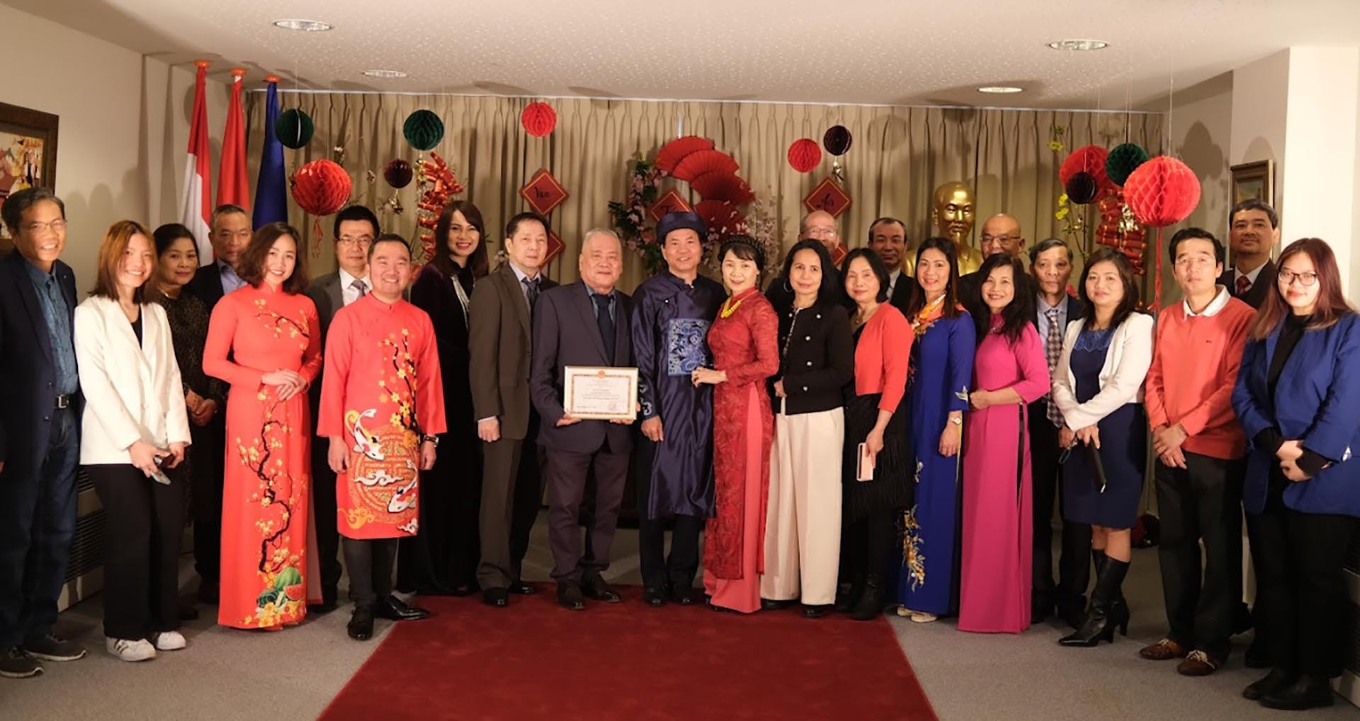 Đại sứ Phạm Việt Anh đã tặng Giấy khen đối với tập thể Ban Chấp hành lâm thời Hội Người Việt Nam tại Hà Lan.