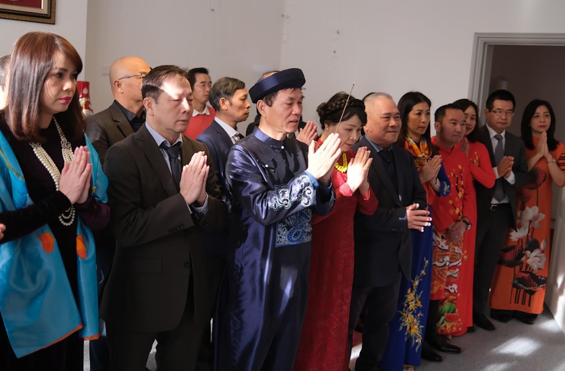 Các đại biểu tham dự lễ dâng hương.