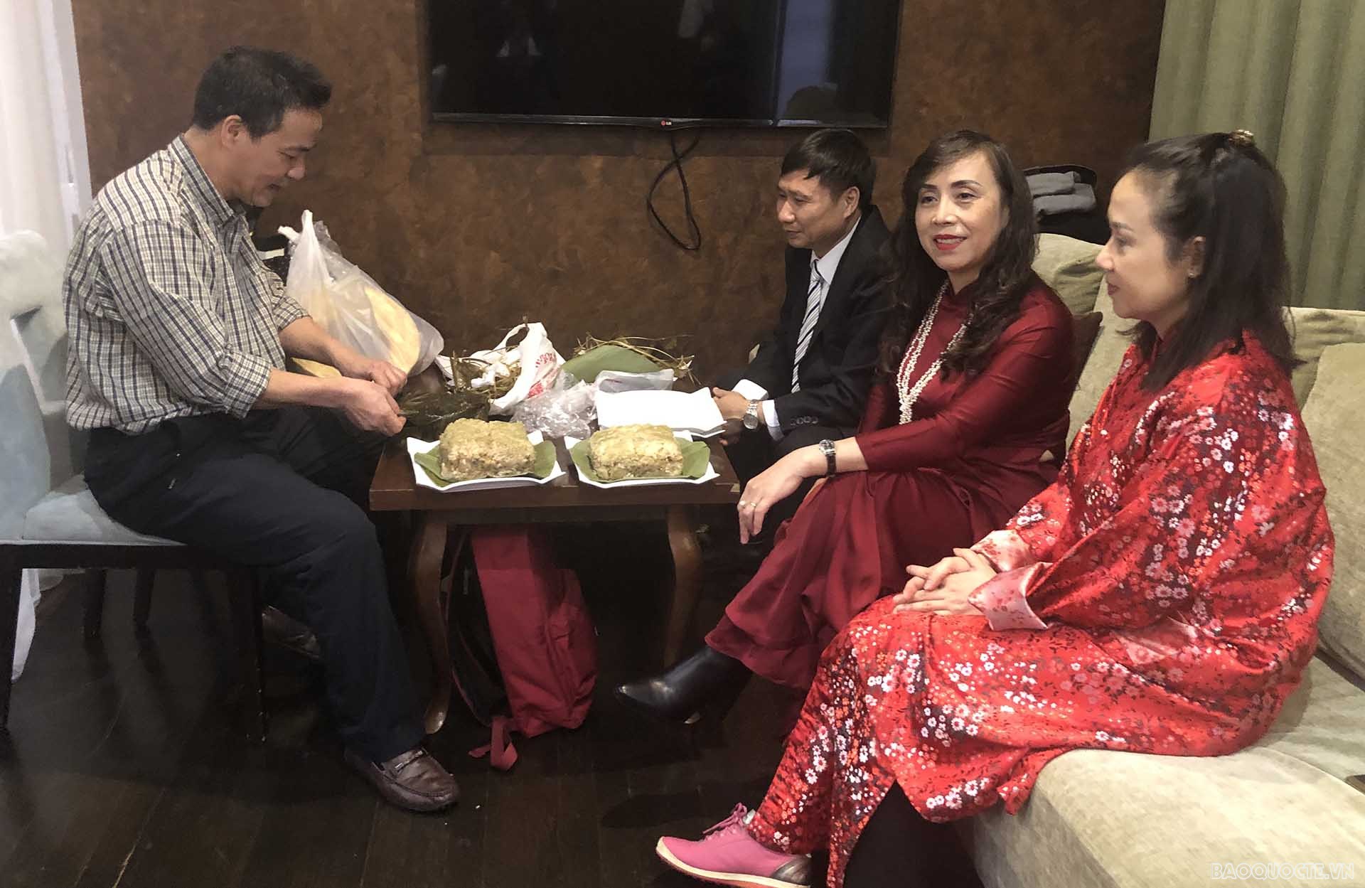 Cán bộ nhân viên Đại sứ quán đã tích cực tham gia chuẩn bị những món ăn mang hương vị đậm chất truyền thống của Việt Nam.