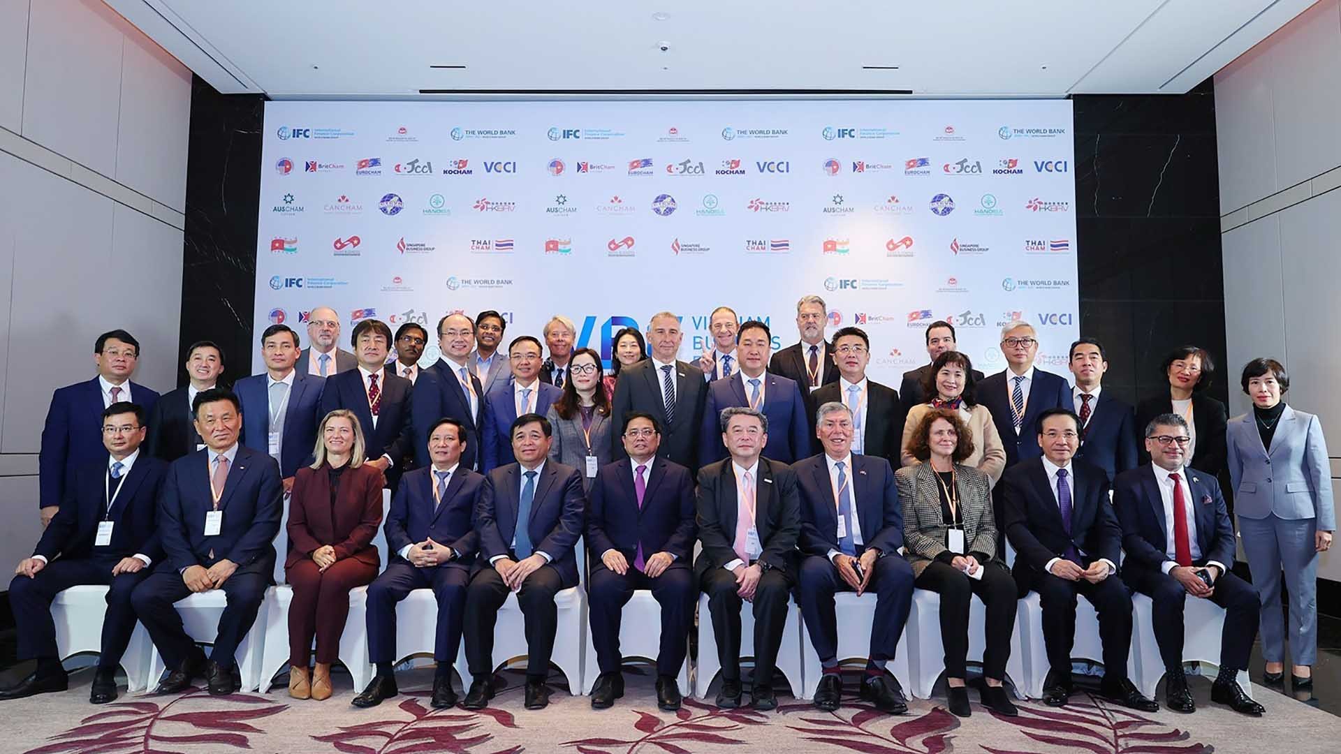 Thủ tướng Phạm Minh Chính với đại biểu các bộ, ngành và tổ chức quốc tế. Nguồn: TTXVN)