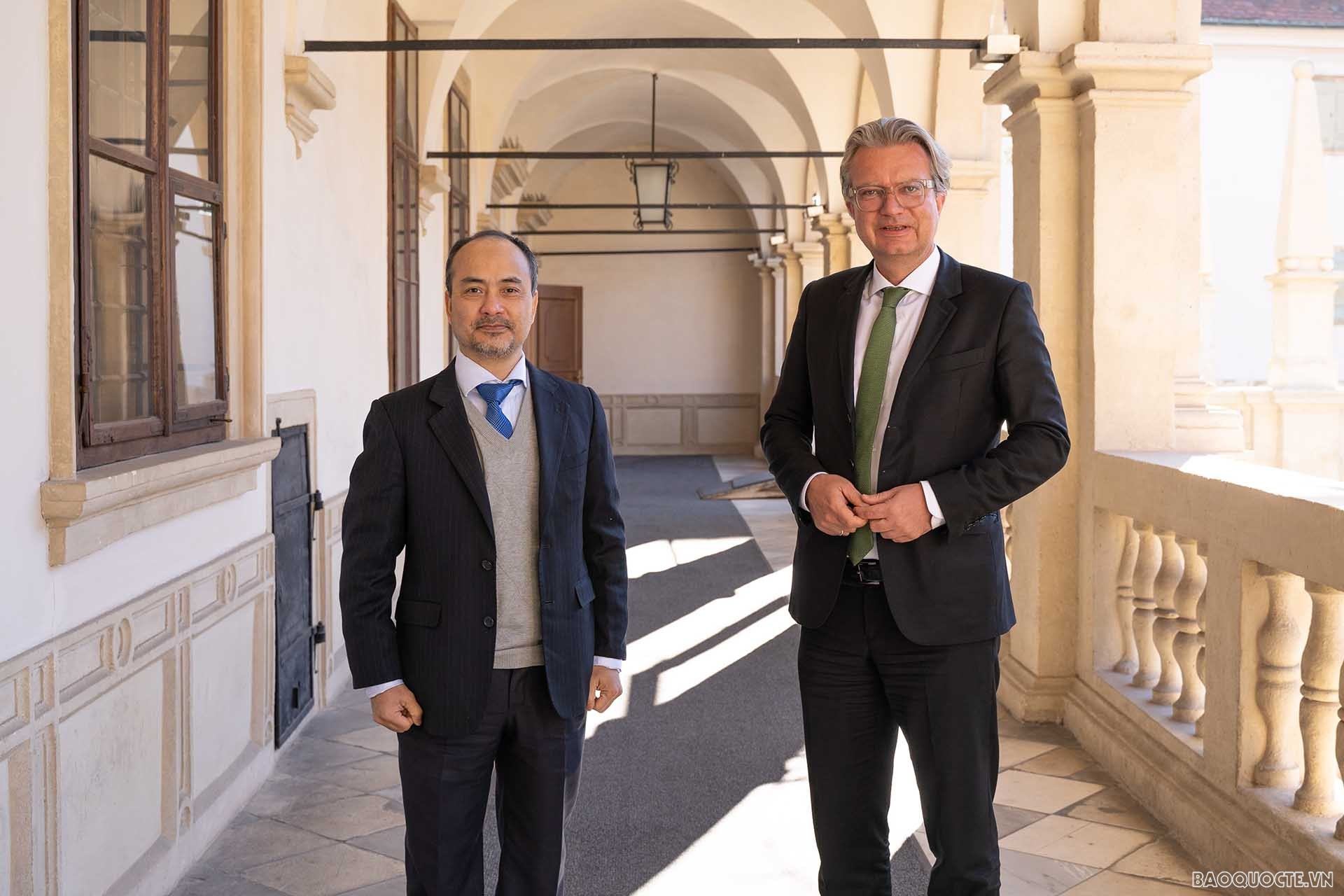 Thúc đẩy hợp tác kinh tế-thương mại, văn hóa, giáo dục với bang Styria và Carinthia, Áo