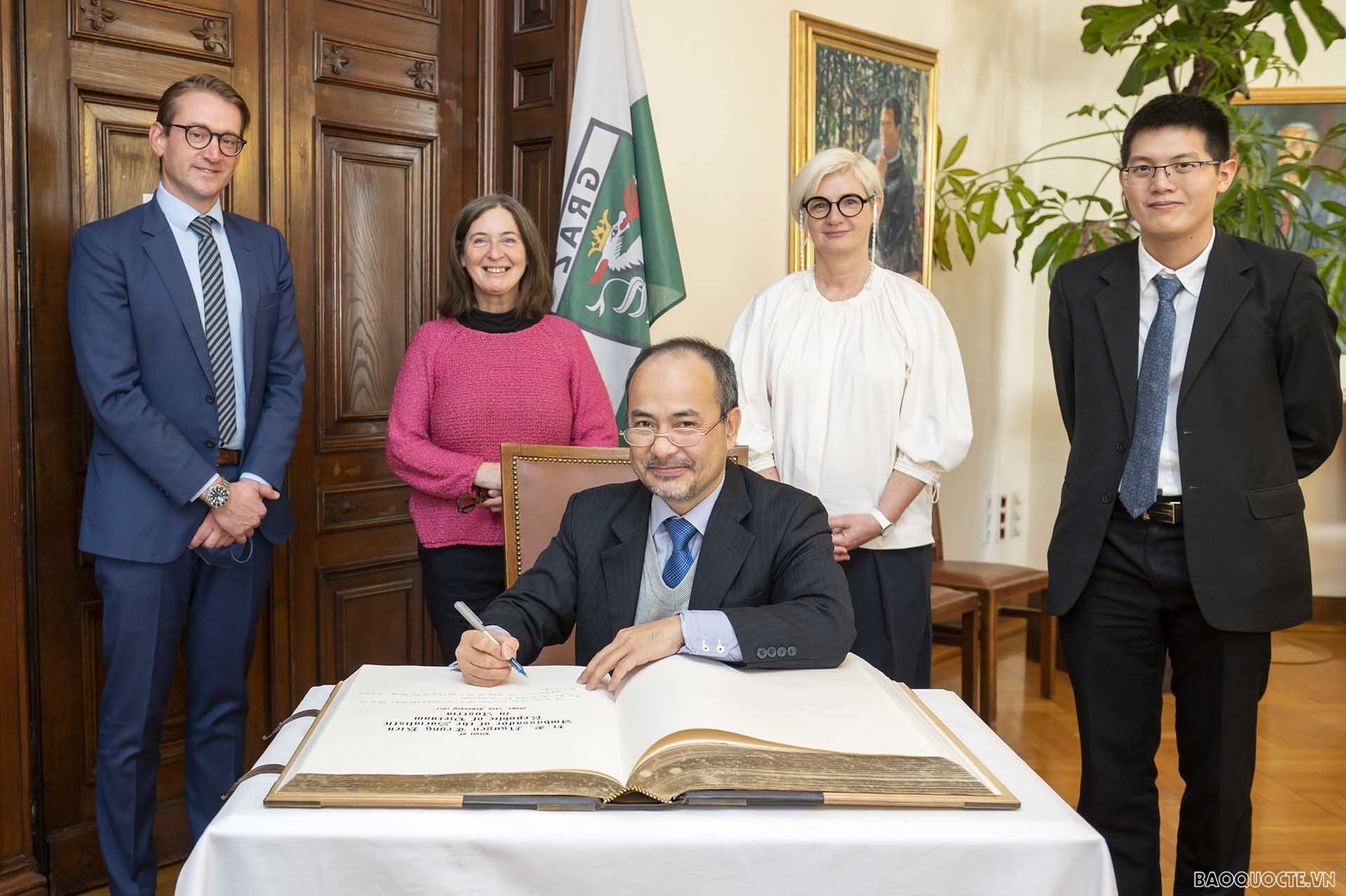 Thúc đẩy hợp tác kinh tế-thương mại, văn hóa, giáo dục với bang Styria và Carinthia, Áo