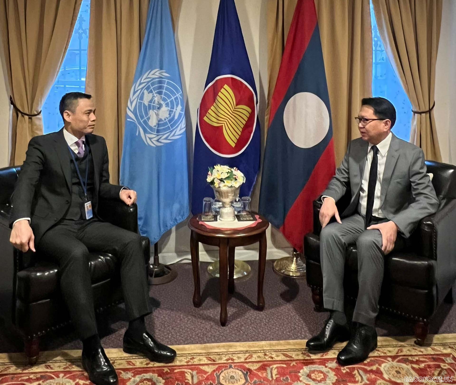 Đại sứ Đặng Hoàng Giang và Đại sứ Lào Anouparb Vongnorkeo. Đại sứ Đặng Hoàng Giang và Đại sứ Lào Anouparb Vongnorkeo.