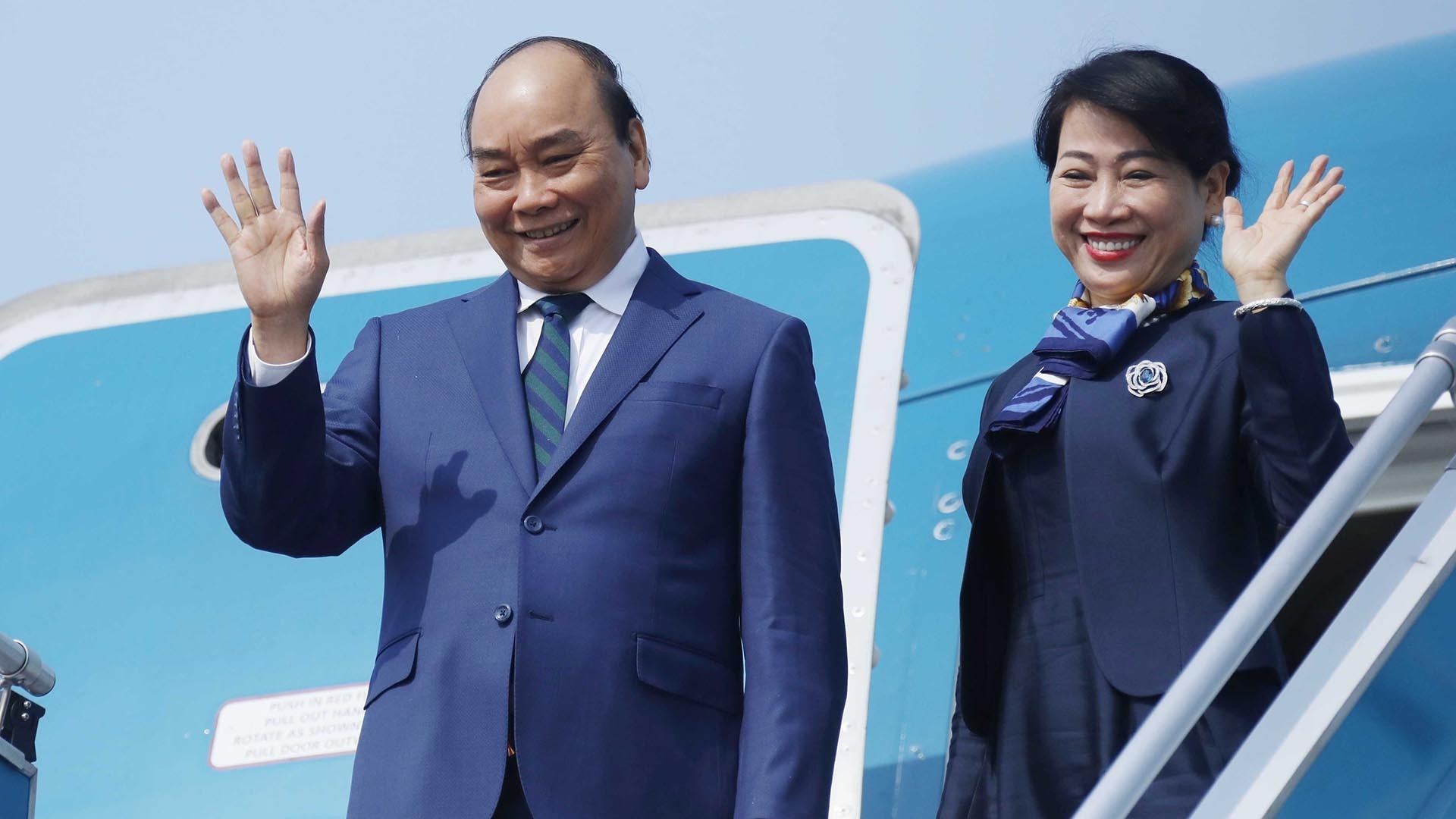 Chủ tịch nước Nguyễn Xuân Phúc lên đường thăm cấp Nhà nước tới Singapore