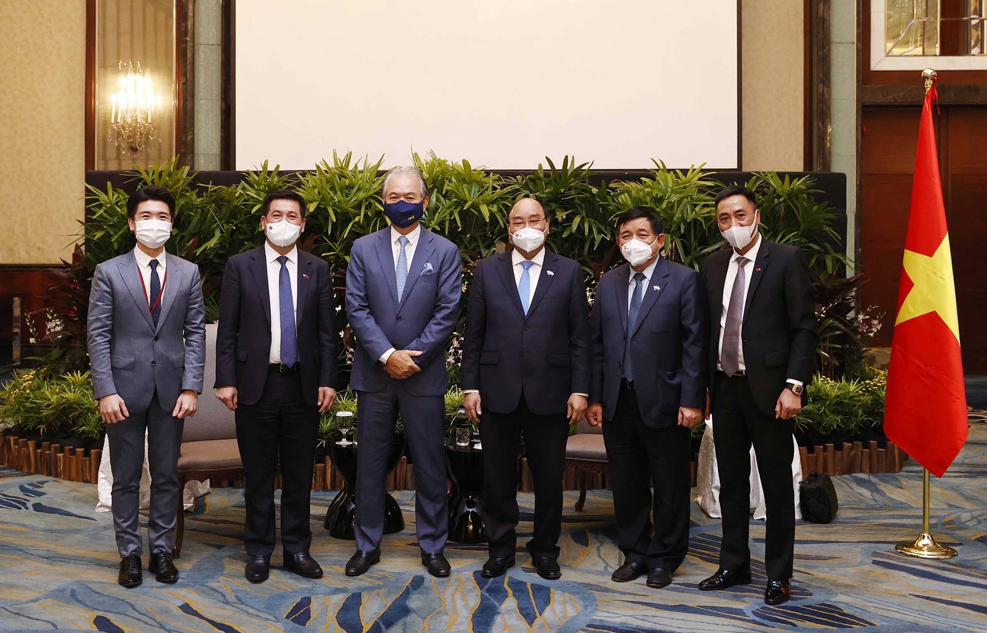 Chủ tịch nước Nguyễn Xuân Phúc tiếp ông Robert Yah, Chủ tịch Tập đoàn YCH. (Nguồn: TTXVN) Chủ tịch nước Nguyễn Xuân Phúc tiếp ông Robert Yah, Chủ tịch Tập đoàn YCH. (Nguồn: TTXVN)