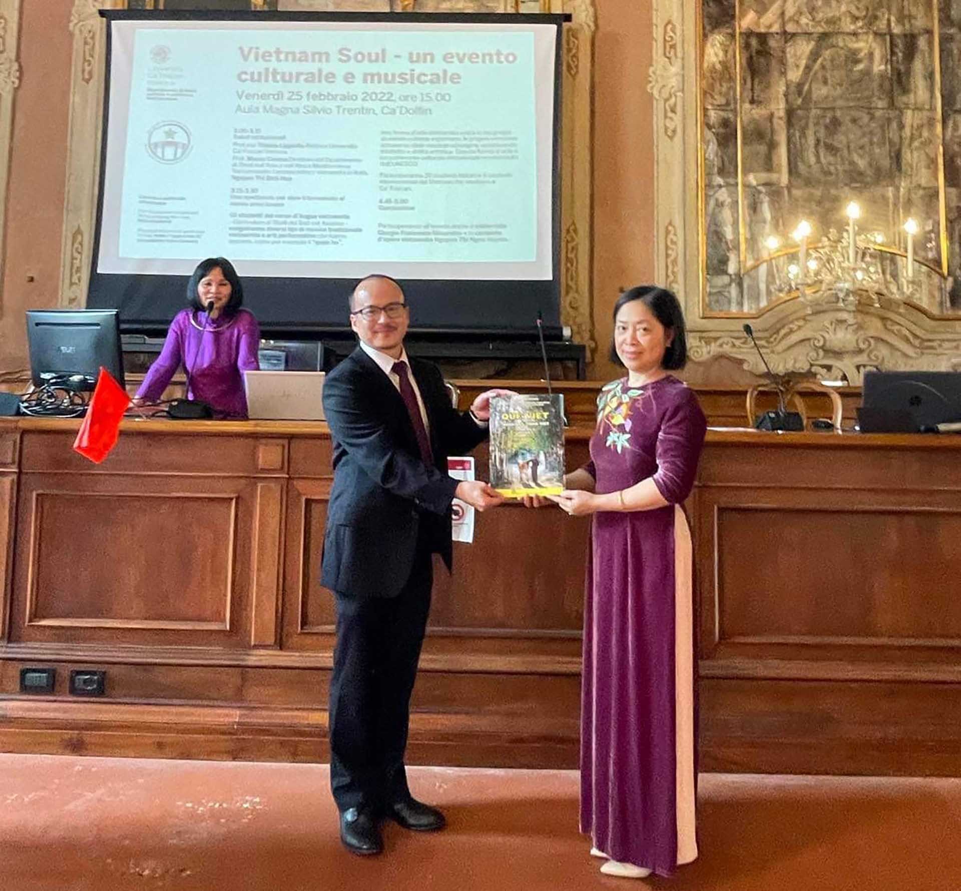 Dạy và học tiếng Việt qua nghệ thuật truyền thống tại Italy