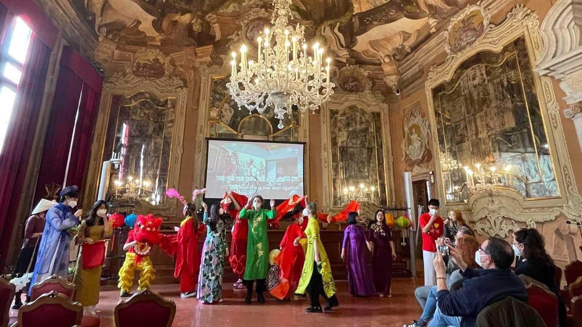 Dạy và học tiếng Việt qua nghệ thuật truyền thống tại Italy