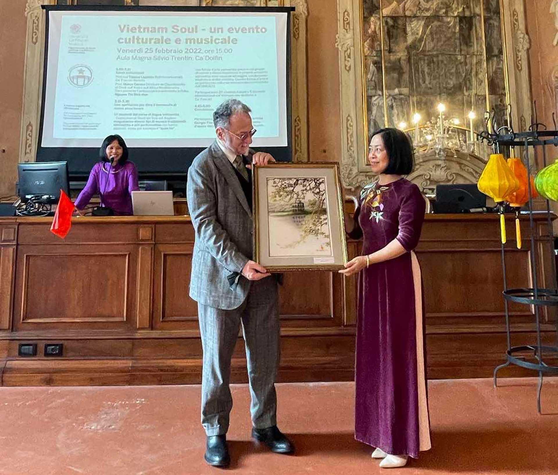 Đại sứ Nguyễn Thị Bích Huệ trao quà lưu niệm cho lãnh đạo Khoa Á- Phi, Trường Đại học Ca’ Foscari. Đại sứ Nguyễn Thị Bích Huệ trao quà lưu niệm cho lãnh đạo Khoa Á- Phi, Trường Đại học Ca’ Foscari.