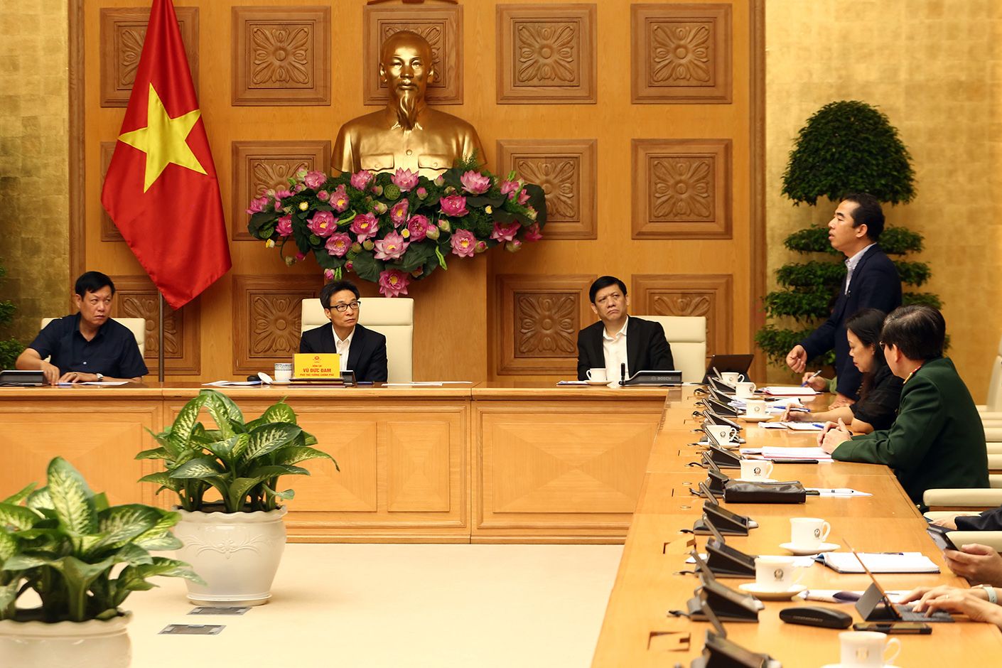 Dịch Covid-19: Kiểm soát chặt xuất nhập cảnh, bố trí khu riêng phục vụ cho khách quá cảnh