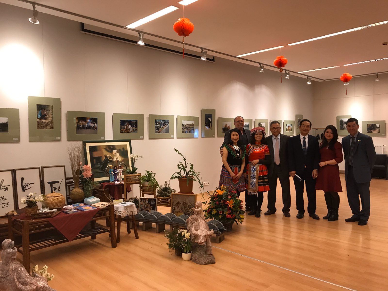 Triển lãm ảnh và góc trưng bày văn hóa Việt Nam tại Budapest trien lam anh va goc trung bay van hoa viet nam tai budapest