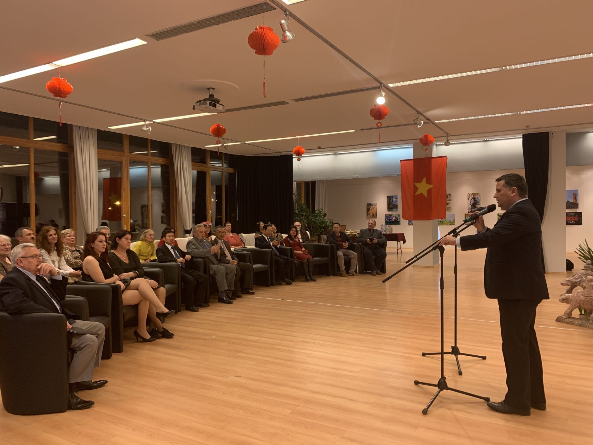 Triển lãm ảnh và góc trưng bày văn hóa Việt Nam tại Budapest trien lam anh va goc trung bay van hoa viet nam tai budapest