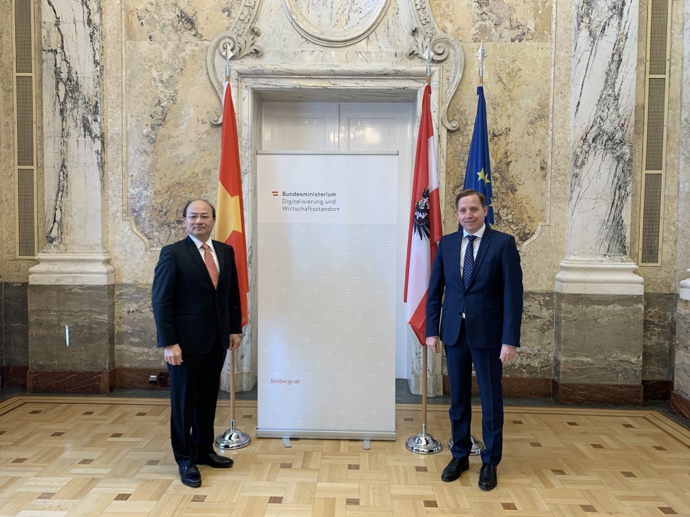 ĐS Lê Dũng và Thứ trưởng Michael Esterl.jpg