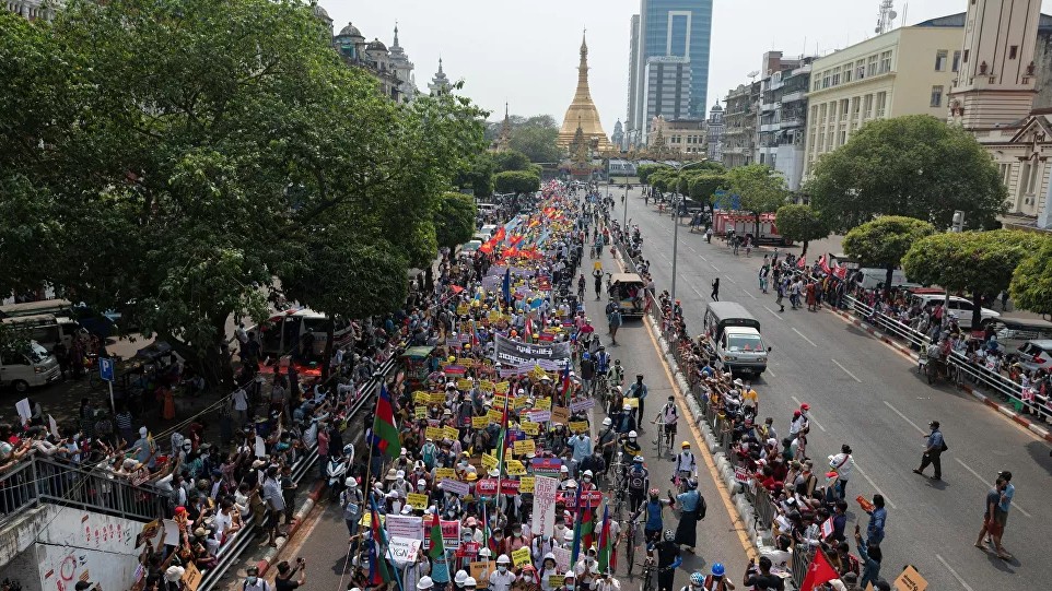 Người biểu tình phản đối cuộc đảo chính quân sự ở Yangon, Myanmar. (Nguồn: Reuters)