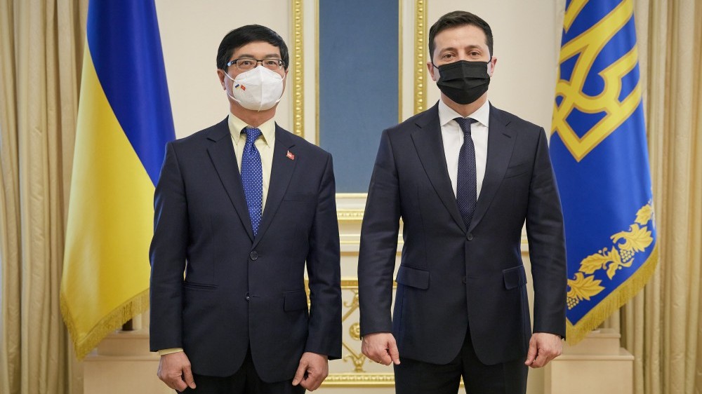 Đại sứ Nguyễn Hồng Thạch trình Ủy nhiệm thư lên Tổng thống Ukraine