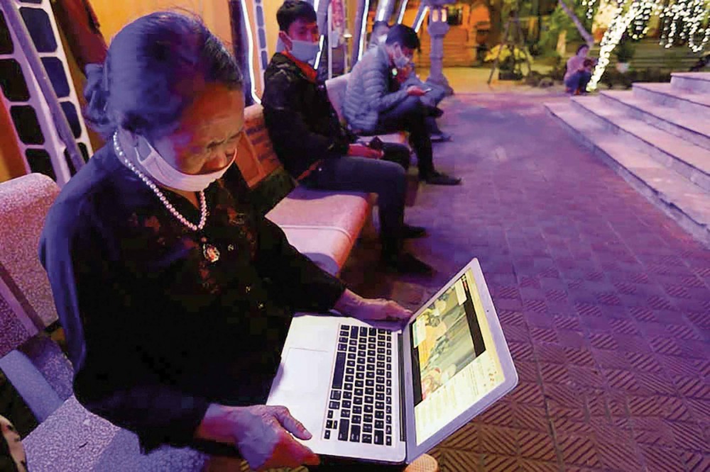 Lần đầu tiên, lễ cầu an được chùa Phúc Khánh (Hà Nội) được tổ chức trực tuyến và phát trên fanpage và YouTube. (Nguồn: Vietnamnet) Lần đầu tiên, lễ cầu an được chùa Phúc Khánh (Hà Nội) được tổ chức trực tuyến và phát trên fanpage và YouTube. (Nguồn: Vietnamnet)