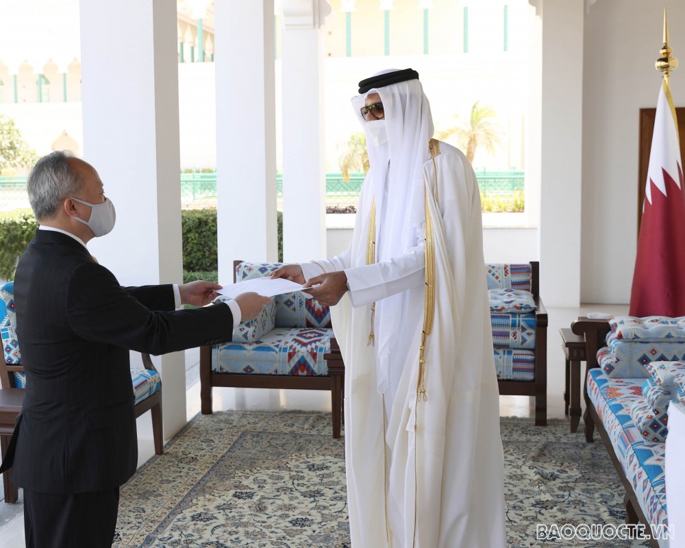 Đại sứ Việt Nam tại Nhà nước Qatar Trần Đức Hùng đã trình Ủy nhiệm thư lên Quốc vương Qatar Tamim Bin Hamad Al Thani Đại sứ Việt Nam tại Nhà nước Qatar Trần Đức Hùng đã trình Ủy nhiệm thư lên Quốc vương Qatar Tamim Bin Hamad Al Thani