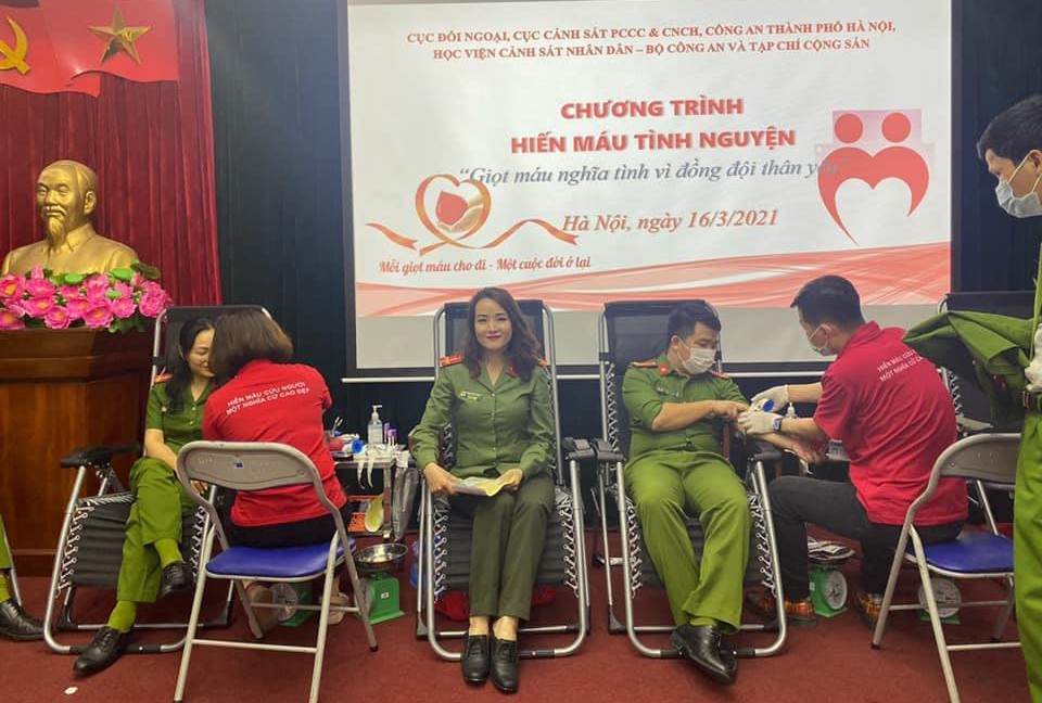 Cán bộ, chiến sĩ 4 đơn vị tham gia hiến máu tình nguyện Cán bộ, chiến sĩ 4 đơn vị tham gia hiến máu tình nguyện