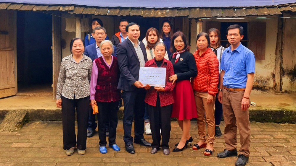 Cô giáo Tư -  sống chỉ để cho đi