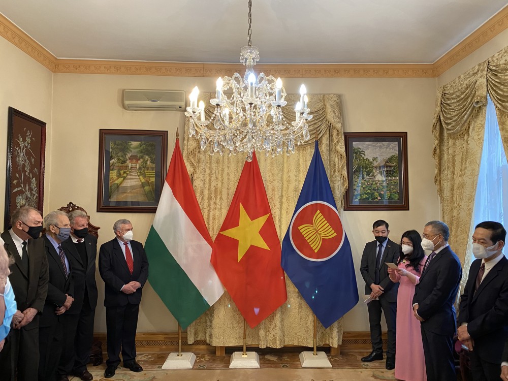 Trao tặng Bằng khen của Bộ trưởng Bộ Ngoại giao cho Hội Hữu nghị Hungary-Việt Nam