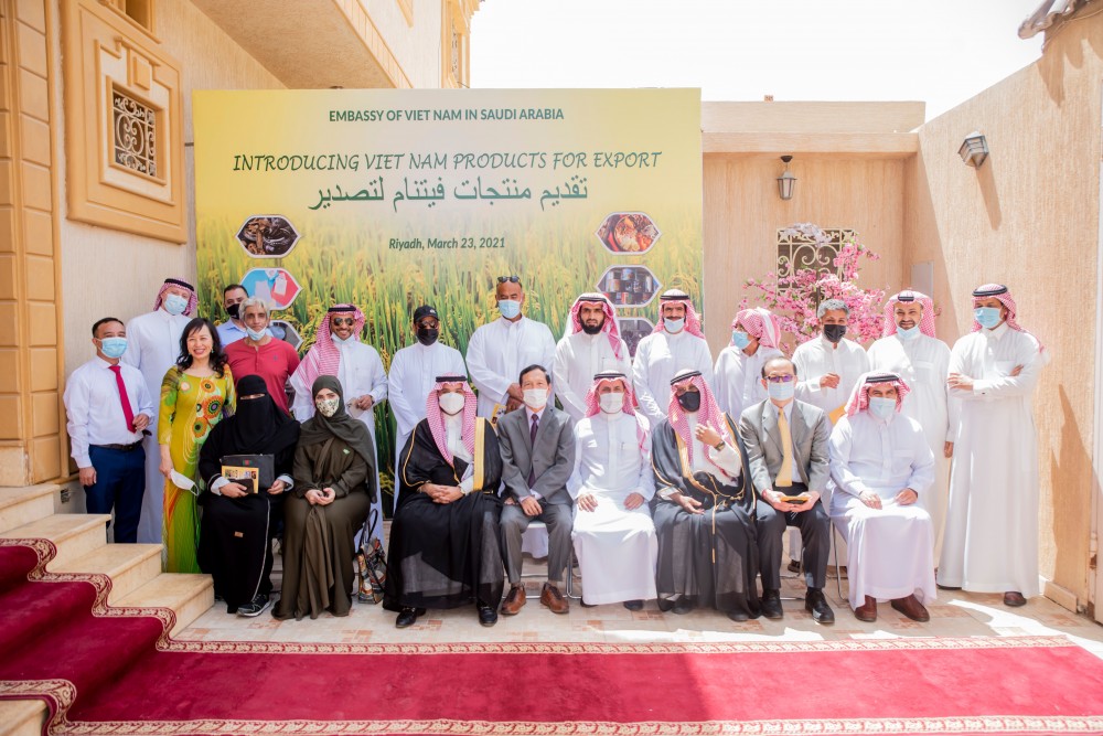 Đại sứ quán Việt Nam tại Saudi Arabia đã tổ chức khai trương Phòng giới thiệu sản phẩm xuất khẩu. Đại sứ quán Việt Nam tại Saudi Arabia đã tổ chức khai trương Phòng giới thiệu sản phẩm xuất khẩu.