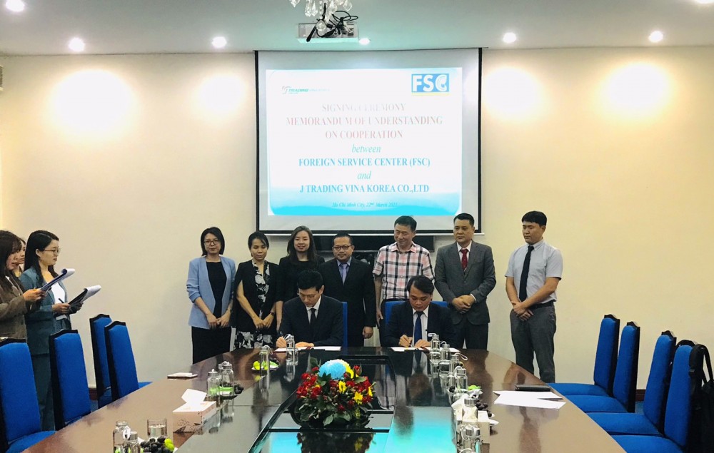 Ông Lê Trường Duy – tập sự Phó Giám đốc Sở Ngoại vụ Thành phố Hồ Chí Minh, Giám đốc Trung tâm Dịch vụ đối ngoại và Hội nghị quốc tế (FSC) và ông Yun Subong – Tổng Giám đốc Công ty TNHH J Trading Vina Korea ký kết biên bản ghi nhớ hợp tác giai đoạn 2021 – 