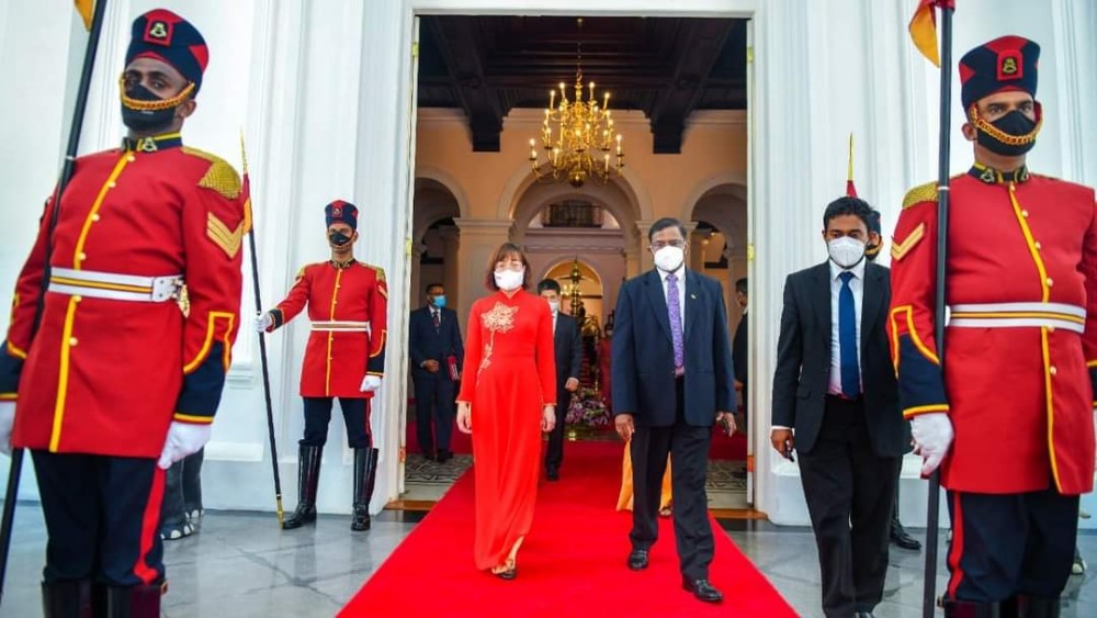 Đại sứ Hồ Thị Thanh Trúc trình Ủy nhiệm thư lên Tổng thống Sri Lanka Gotabaya Rajapaksa Đại sứ Hồ Thị Thanh Trúc trình Ủy nhiệm thư lên Tổng thống Sri Lanka Gotabaya Rajapaksa