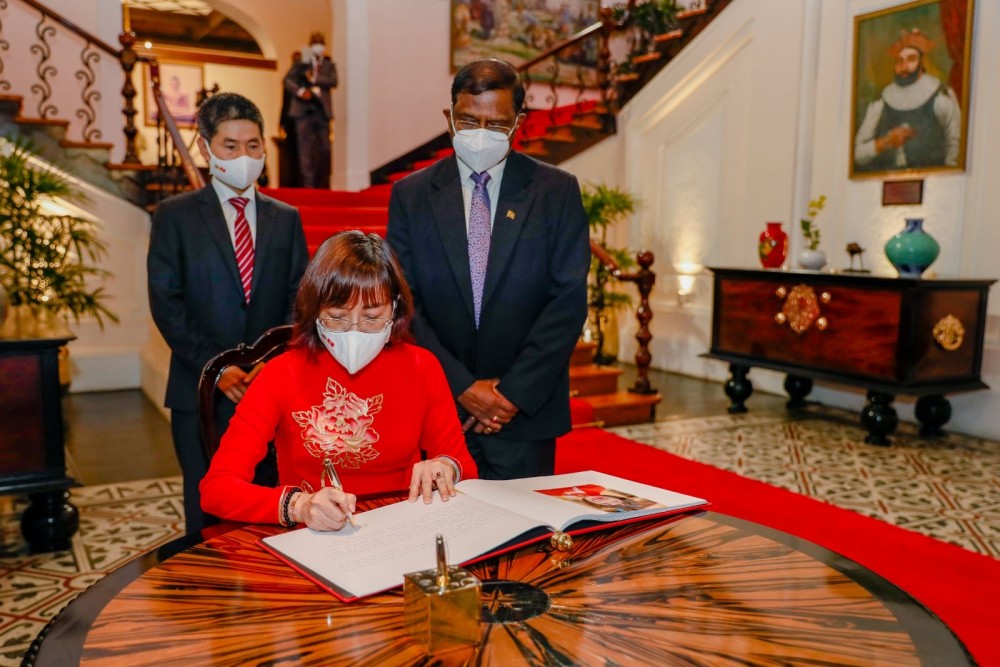 Đại sứ Hồ Thị Thanh Trúc trình Ủy nhiệm thư lên Tổng thống Sri Lanka Gotabaya Rajapaksa Đại sứ Hồ Thị Thanh Trúc trình Ủy nhiệm thư lên Tổng thống Sri Lanka Gotabaya Rajapaksa