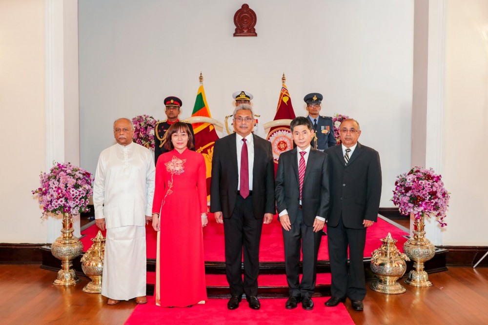 Đại sứ Hồ Thị Thanh Trúc trình Ủy nhiệm thư lên Tổng thống Sri Lanka Gotabaya Rajapaksa Đại sứ Hồ Thị Thanh Trúc trình Ủy nhiệm thư lên Tổng thống Sri Lanka Gotabaya Rajapaksa